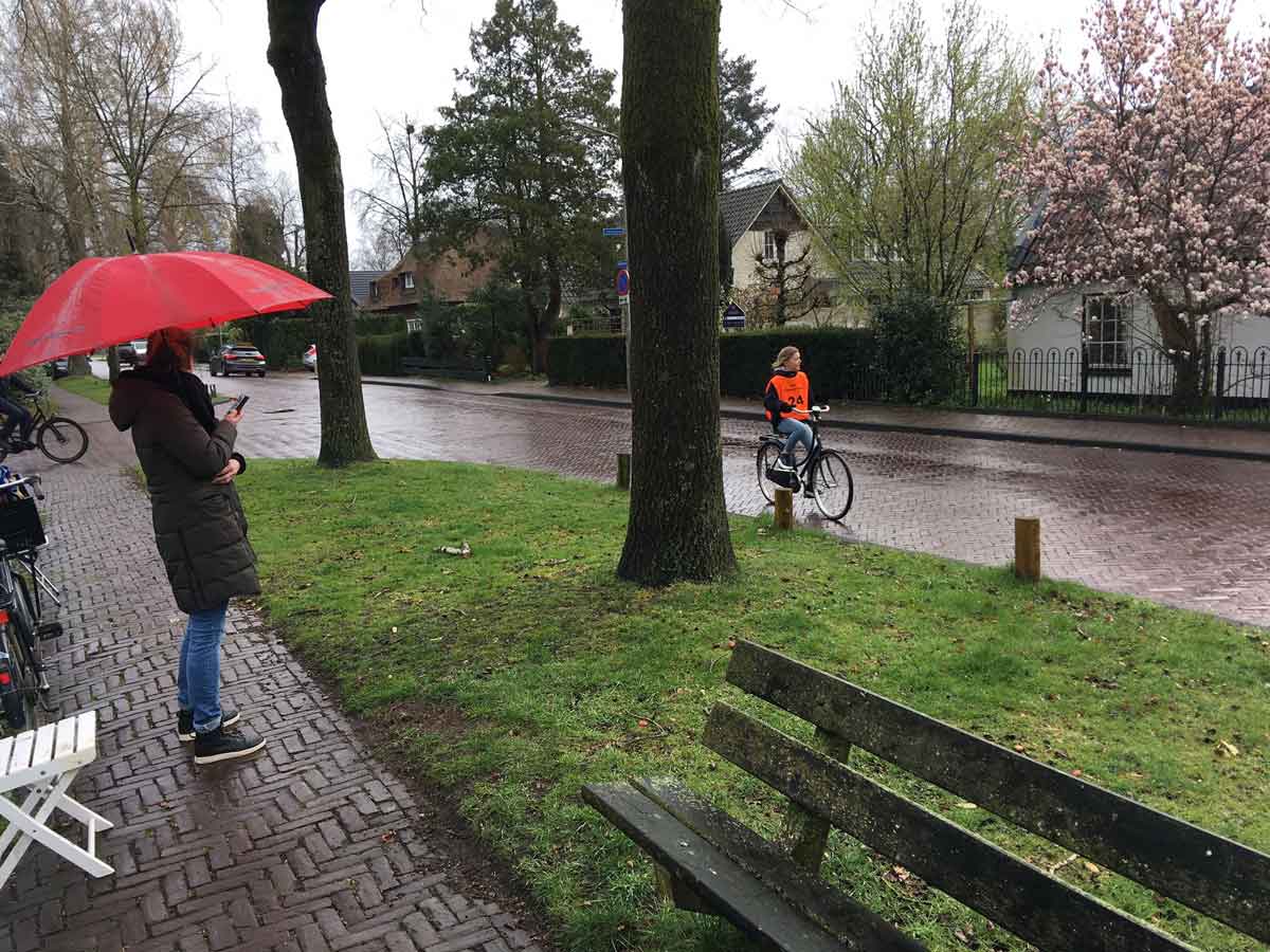 Ouders langs de route van het verkeersexamen in Laren.