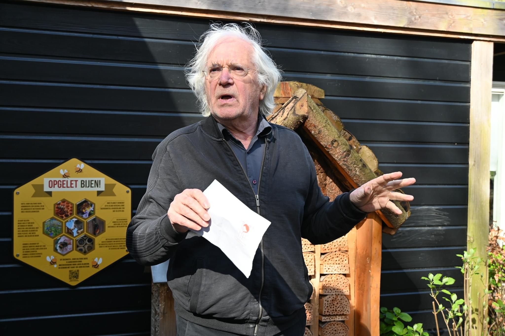 Michiel Korthals bij opening bijenhotel